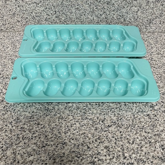 NWOT EUC ~ Variety of Sizes of Ice Trays and 1 Popsicle Holder Total of 8 trays - Picture 6 of 7
